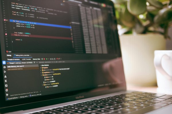 Démarrer une carrière en webmarketing : compétences clés et perspectives
